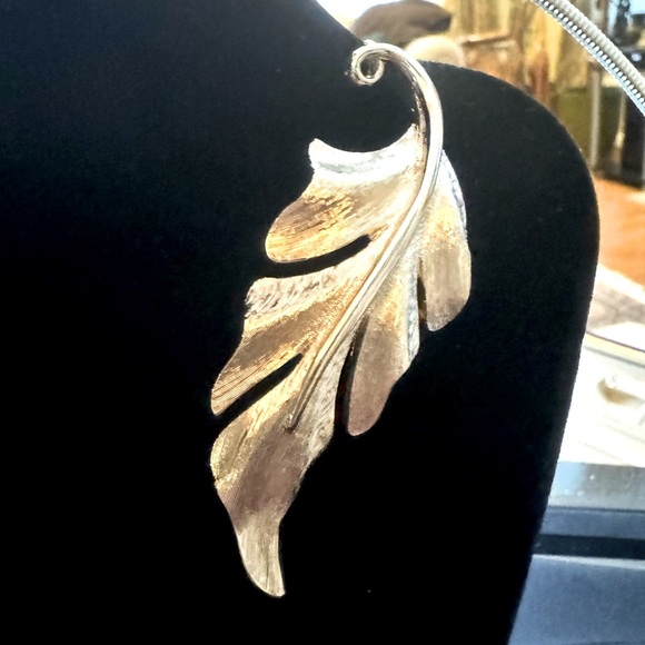 Beautiful Leaf Brooch - Picture 2 of 7
